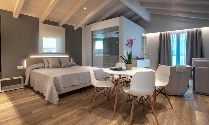 Desenzano del Garda Hotel | Inviting Viola Relais: Oceanfront Escape with Top Amenities