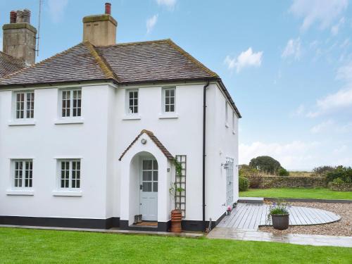 Deal House | Violet Cottage: Family and Pet Friendly 4-Star Retreat