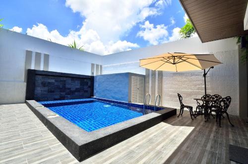 George Town Villa | Elegant Violet Service Villa with Pool and 8.6/10 Rating