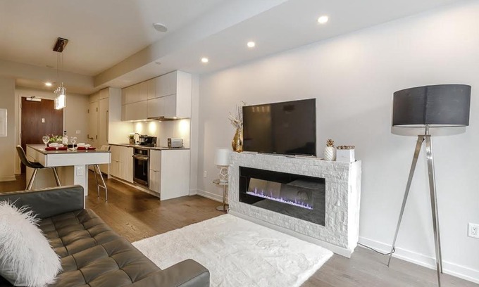 Byward Market - Parliament Hill Apartment | Elegant ViP Downtown 1 Bedroom with Hot Tub & Parking