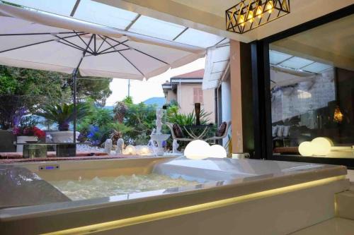 La Spezia Historic Centre Apartment | Vip garden jacuzzi seaview in the hearth of downtown