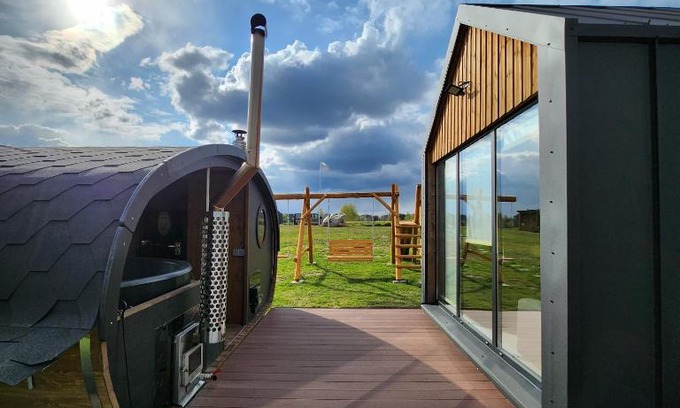 Gratiskes Apartment | Unforgettable Vipoilsis Namelis N2 with Hot Tub & Kids Welcome
