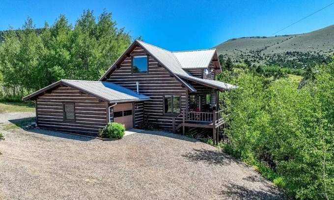 Virginia City Cabin | Experience Virginia City Mountain Splendor with Spa & Hot Tub