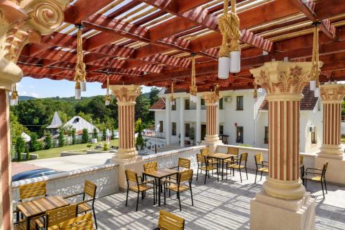 Baile Govora Resort | Virginia Gardens: Guest Rated 10/10 with Oceanfront Pool