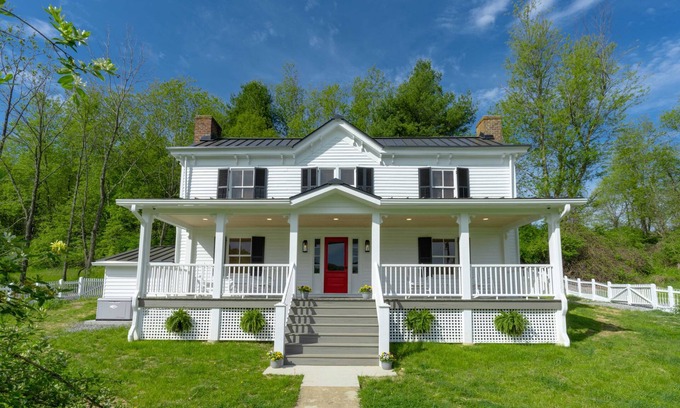 Simmonsville Other | Historic Farmhouse Retreat with Blue Ridge Views & Breakfast