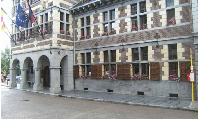 Vise Apartment | Discover Visé Centre: Family-Friendly with Spa & Breakfast
