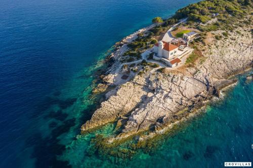 Cove Rogacic House | Family-Friendly Retreat with Hot Tub at Vis Hotel