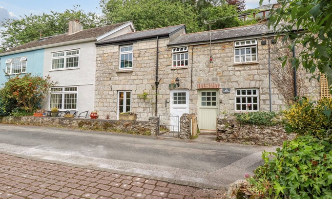 Pentewan Cottage | Discover VI’S VALLEY VIEW: Pet-Friendly Cottage by Ocean