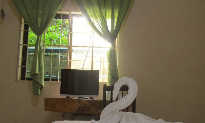 Kep House | Budget-Friendly Stay at Visal Sak with Breakfast Included