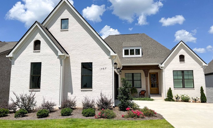 Auburn House | Experience Auburn: Family-Friendly House with Lake Views