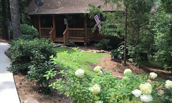 Pine Mountain Cabin | Cozy Log Cabin Near Roosevelt Park with Pool & Breakfast
