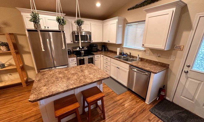 Prineville House | Discover Rip’s Cabin: Prime Location in Prineville