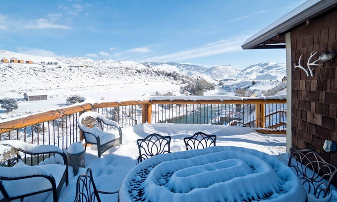 Gardiner Cabin | Experience Yellowstone with a Private Guide & River Views