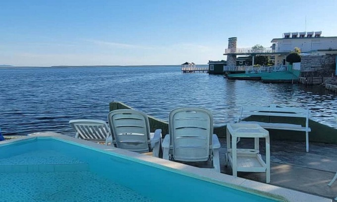 Cienfuegos House | Beachfront Bliss at Vista al Mar with Spa & Breakfast