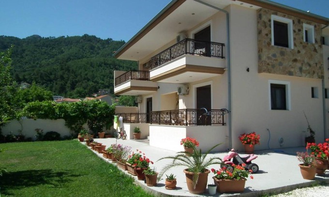 Chrisi Akti Apartment | Guest Rated Vista Al Mar: Family-Friendly Serenity Awaits