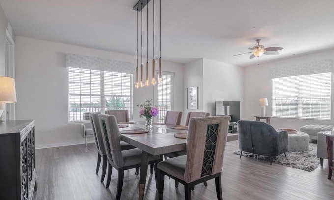 Florida Central Atlantic Coast Condo | Vista Cay Lakeview Panorama: Poolside Retreat Near Attractions