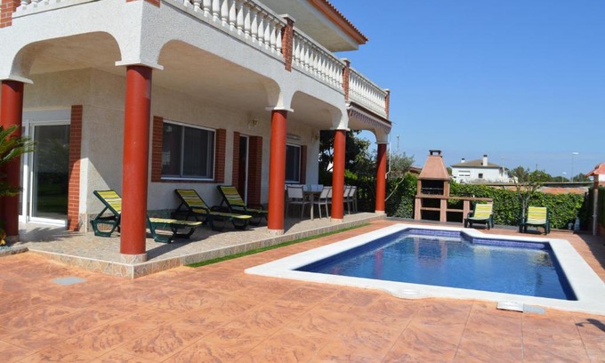Cubelles Villa | Cozy Vista Cunit: Pet-Friendly Stay with Oceanfront Views