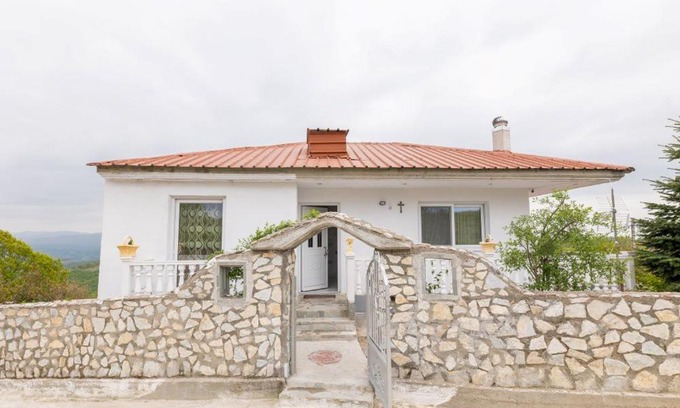 Kalambaka House | Guest Rated 9.9: Vista de Montana Meteora II Awaits You