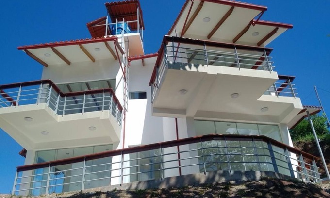 La Banda de Shilcayo House | Vista Escalera Lodge: A Family and Pet-Friendly Retreat