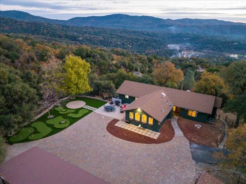 Oakhurst House | New Vista Haven: Mini Golf & Hot Tub with Scenic Views