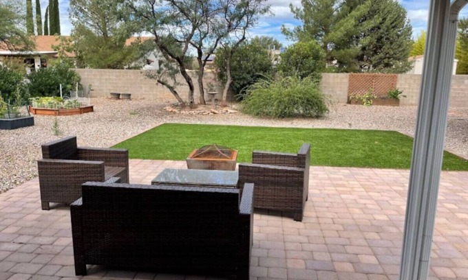 Sierra Vista House | Vista Retreat - Family-Friendly Getaway in Country Club Est