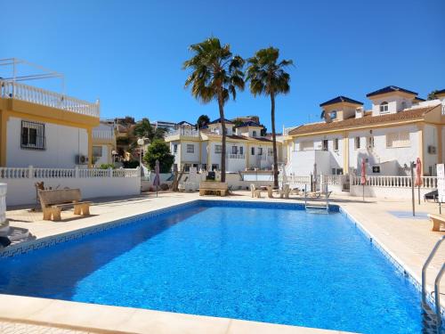 Rojales Apartment | Vista Soleada: Oceanfront Retreat with Pool & Family Fun