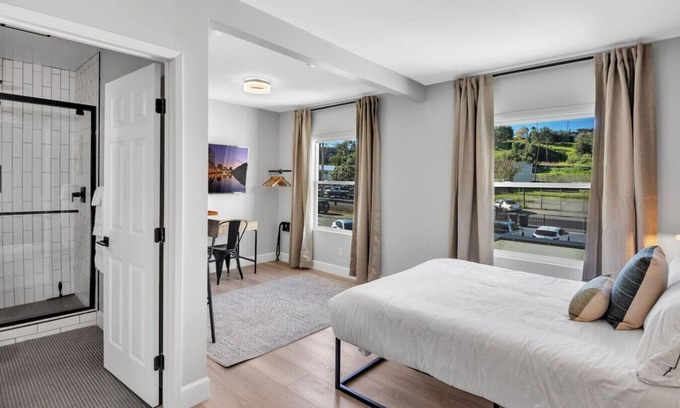 Vista Apartment | Central Suite#06: Pet-Friendly Room with Workspace & Comfort