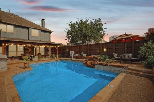 Lewisville House | Vista Valley Vacay 5-BD w Pool & Cinema