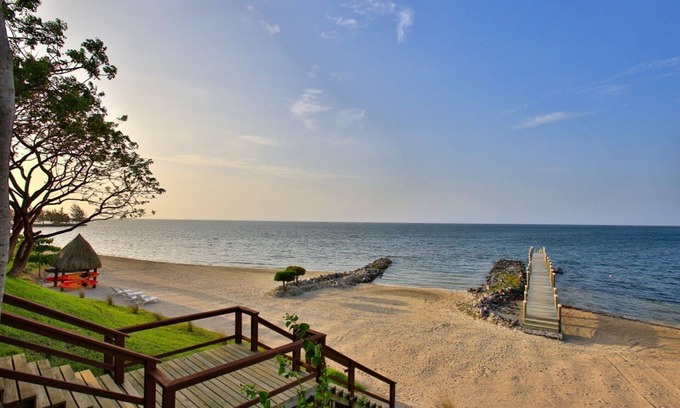 Milton Bight Villa | Vista Verde Roatan: Impeccable Beachfront Villa Experience