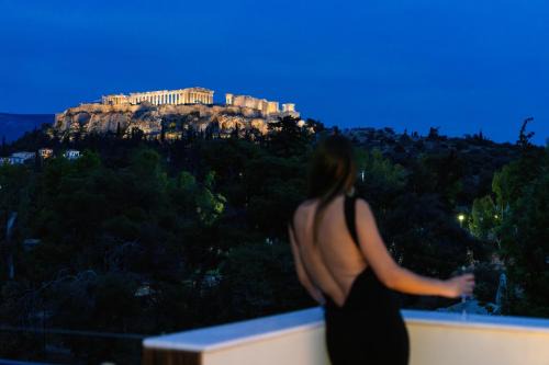 Thissio Apartment | Experience Visum Acropol: Private Terrace & Jacuzzi Escape