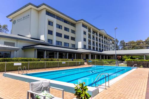 Norwest Hotel | Elegant Rydges Norwest Sydney: Pool, Breakfast & Accessibility