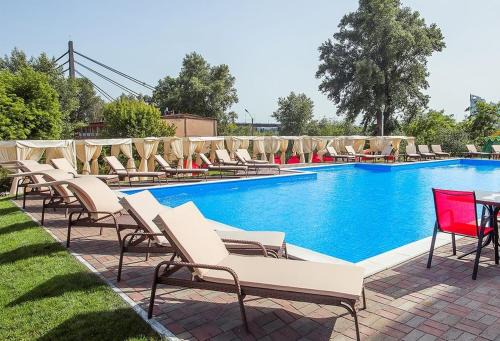 Desnyans'kyi District Hotel | VitaPark Borysfen: Pet-Friendly Stay with Pool & Breakfast