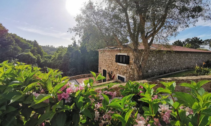 Monserrate House | Vitorino Deluxe: A Serene Retreat with Pool & Spa