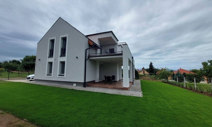 Balatonszarszo House | Vitorlás Apartman 2: Ideal Family Retreat with Pool & Breakfast