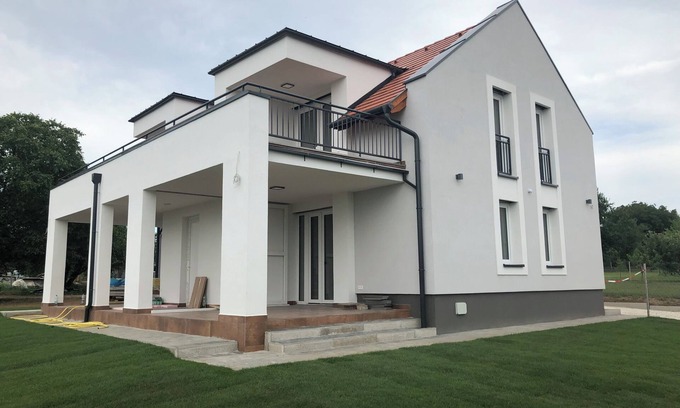 Balatonszarszo House | Vitorlás Apartman 1: Guest Rated Perfect with Spa & Hot Tub
