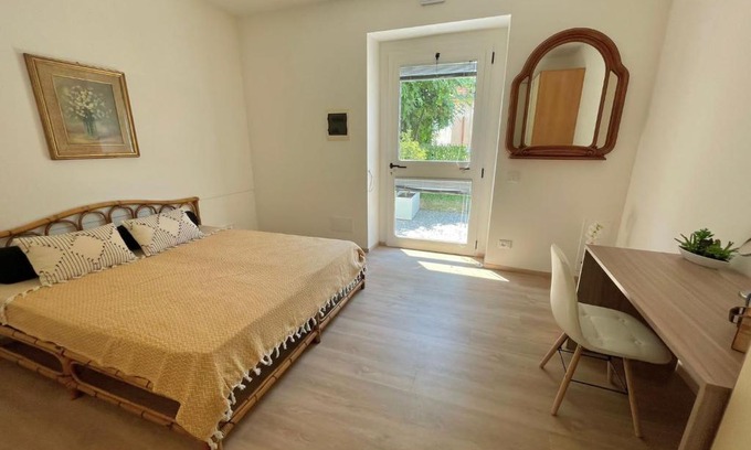 Cisano House | Inviting Vittoria Room with Breakfast & Hot Tub Access