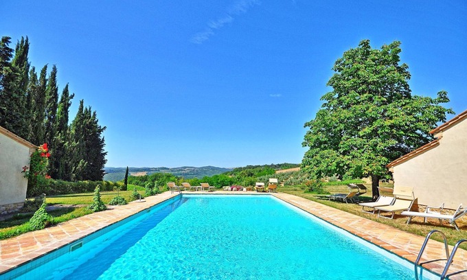 San Gimignano Apartment | Vittoriana 2: Relaxing Country House with Pool in Tuscany