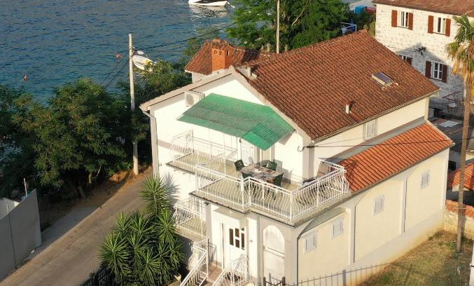 Donji Stoliv Villa | Exceptional Oceanfront Stay at Viva House - Rated 9.6/10