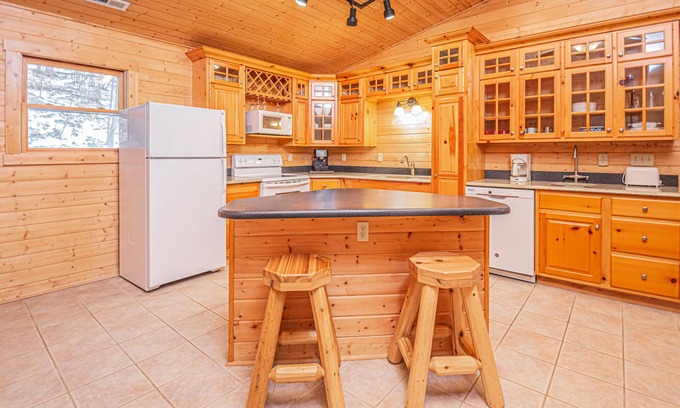 McHenry House | Viva Place: Pet-Friendly Retreat with Spa and Hot Tub