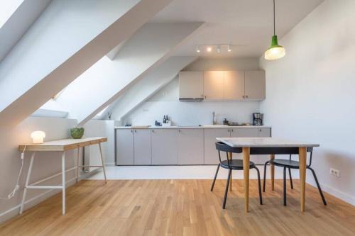Bucharest City-Centre Apartment | Discover Vivando - Scandic Studio F with Child-Friendly Amenities