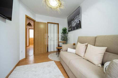 Colloto Apartment | Pet-Friendly Vive Oviedo 3 Apartment for Family Getaways
