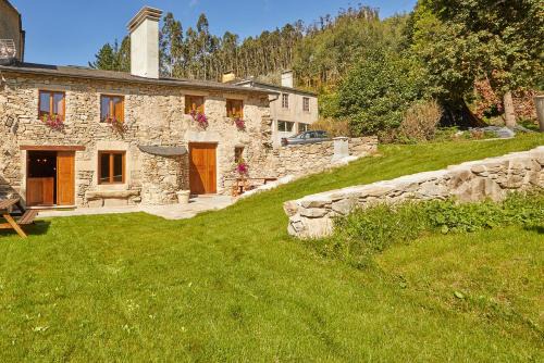 Viveiro House | Family-Friendly Retreat at Río Pedroso - Rated 10/10!