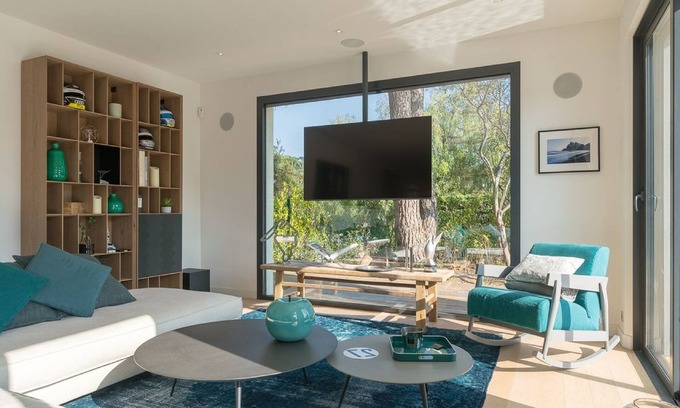 Paraiso House | Relaxing Retreat with Heated Pool for Your Getaway