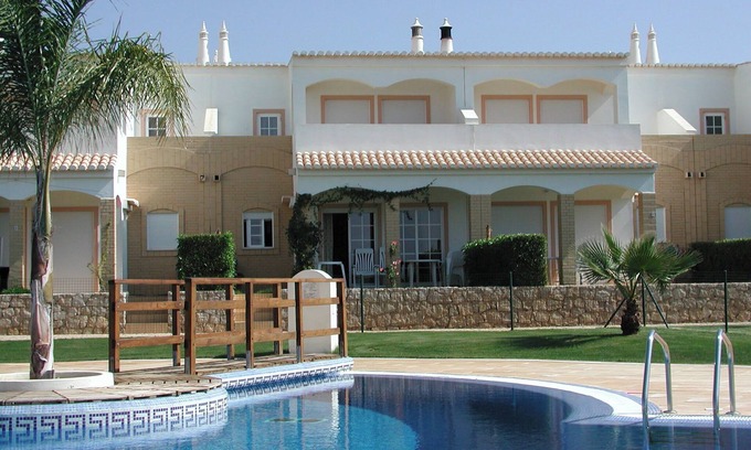 Montes de Alvor House | Vivenda Franco: Relax by the Pool & Lush Garden Retreat