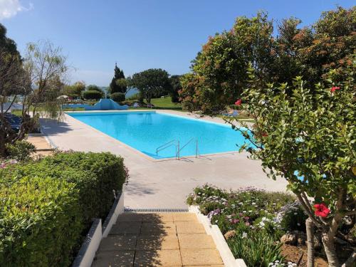Alporchinhos Villa | Idyllic Vivenda Jardim Mar Algarve with Oceanfront Pool