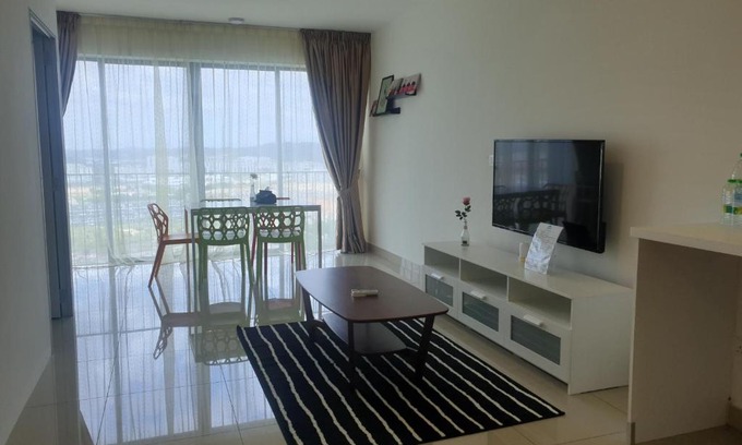 Shah Alam Apartment | Family-Friendly Vivian's Suite with Pool and Spa Amenities