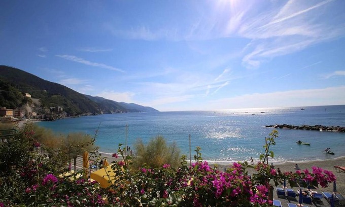 Cinque Terre House | Inviting Viviani Raffaella: Oceanfront Oasis for Families