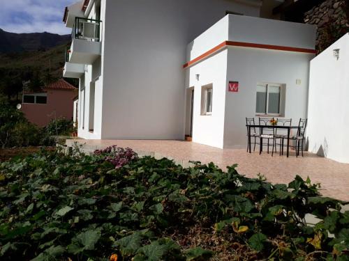 Valle Gran Rey House | Discover Vivienda Casa Mary: Family-Friendly Retreat