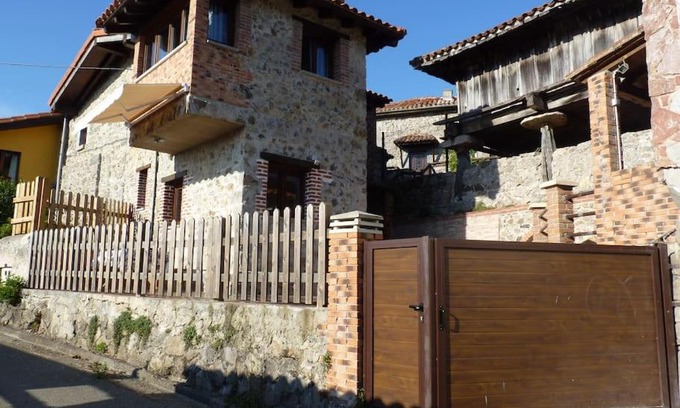 Peruyes House | Oceanfront Haven: Vivienda Vacacional La Cantera Awaits
