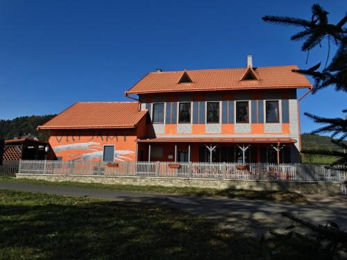 Lenora House | Welcoming Vlčí Jámy: Pet-Friendly Retreat with Pool